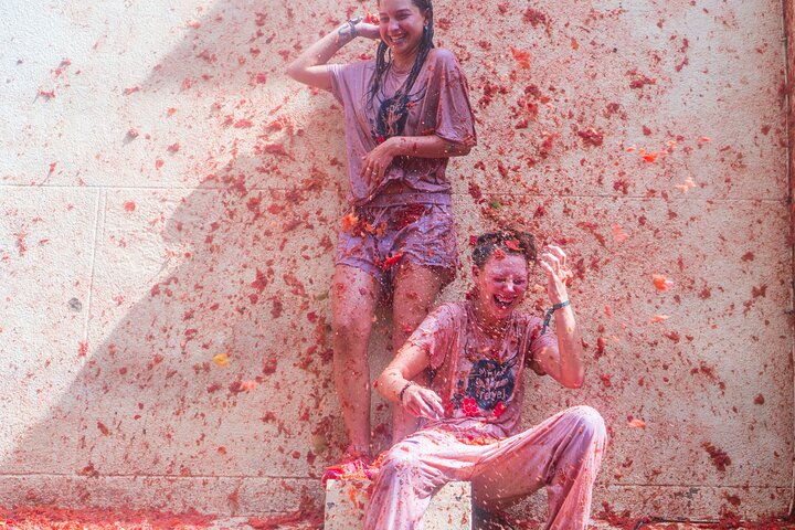 Excursion Tomatina depuis Barcelone participants en rouge tomates