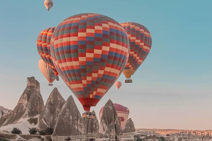 Vol en montgolfière VIP premium en Cappadoce, petit panier intime au-dessus des vallées au lever du soleil