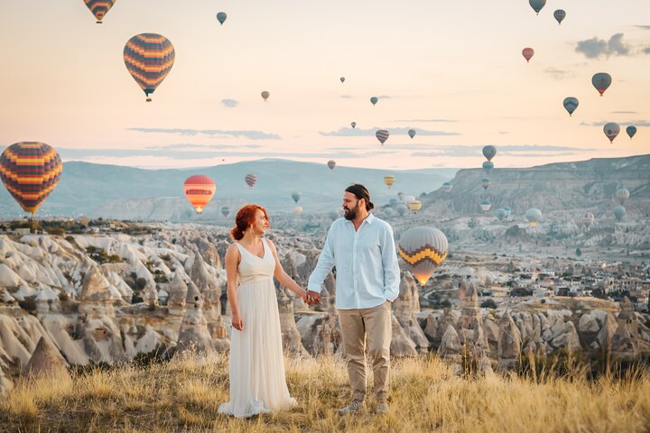 Séance photo privée avec drone au lever du soleil sur la Lovers Hill de Göreme, Cappadoce