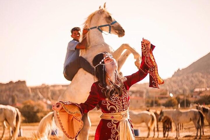 Randonnée à cheval en Cappadoce au coucher du soleil, cavalier traversant un paysage de tuf volcanique