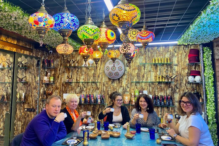 Atelier café turc infusé sur le sable, terrasse d'un hôtel-grotte à Göreme, Cappadoce