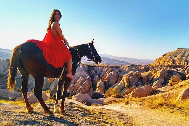 Randonnée à cheval dans les vallées de Cappadoce, chevaux cappadociens traversant les roches de tuf