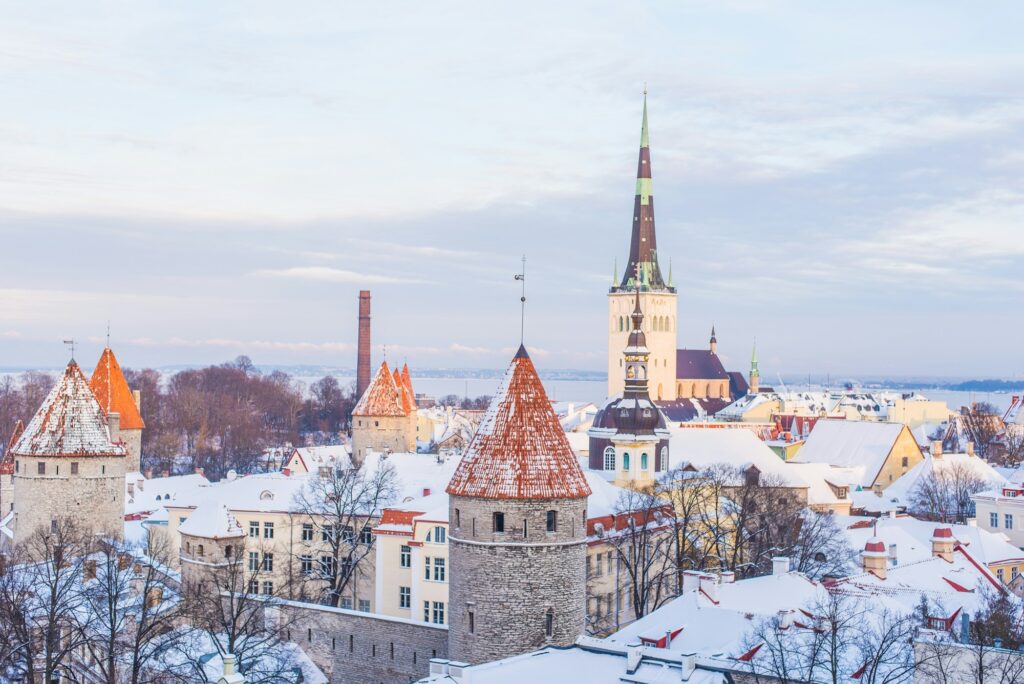 Session photo médiévale Tallinn remparts tours hanséatiques UNESCO sous la neige