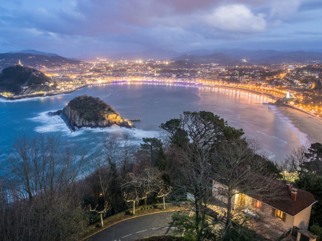 Tournée des bars pintxos en soirée avec dégustation de vins D.O. Basque — 6535PINTXO