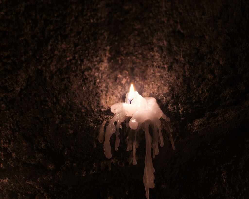 Dégustation vins slovaques dans le noir cave XVIIe siècle Bratislava sommelier