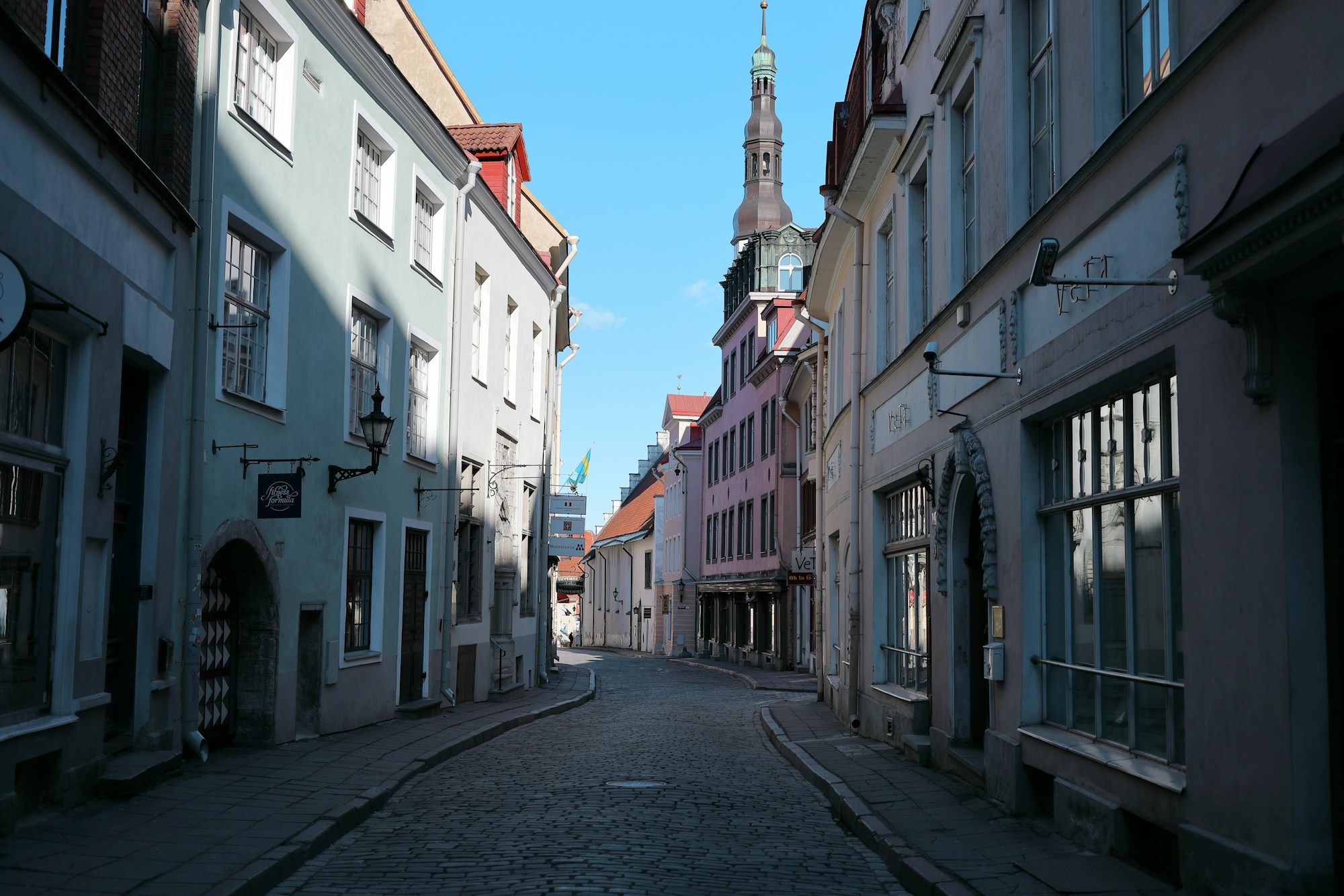 Ruelle médiévale de Tallinn la nuit avec lanternes — vieille ville hanseatique inscrite à l'UNESCO, pays baltes