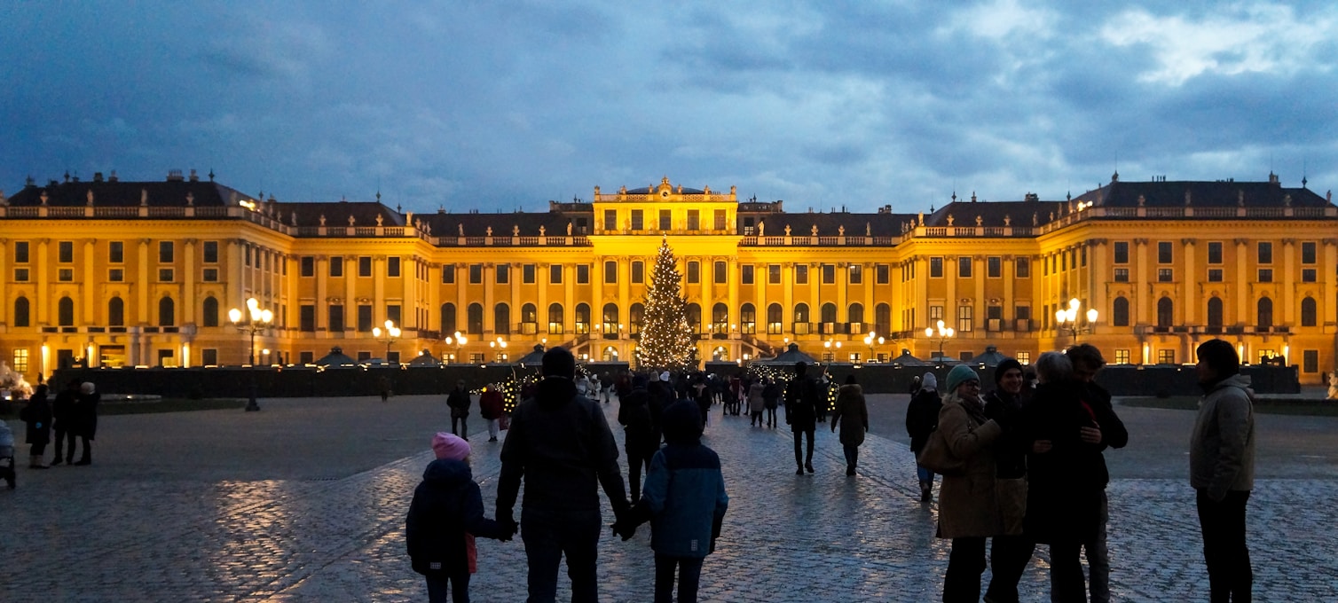 Marché de Noël de Vienne illuminé devant un palais baroque en hiver
