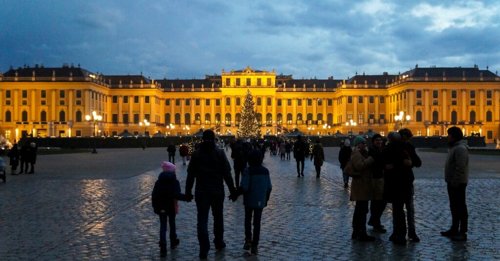 Marchés de Noël de Vienne illuminés devant un palais au crépuscule
