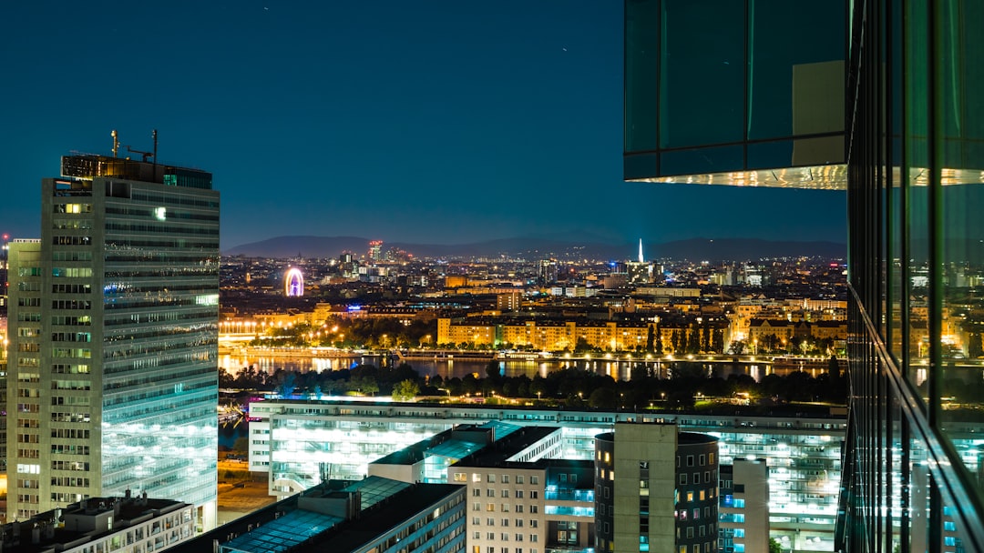 Luftbild von Wien bei Nacht, beleuchtertes Stadtpanorama