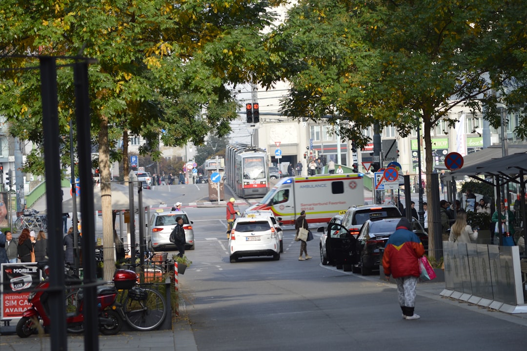 Belebte Straße im Wiener Stadtzentrum mit Geschäften und Fußgängern