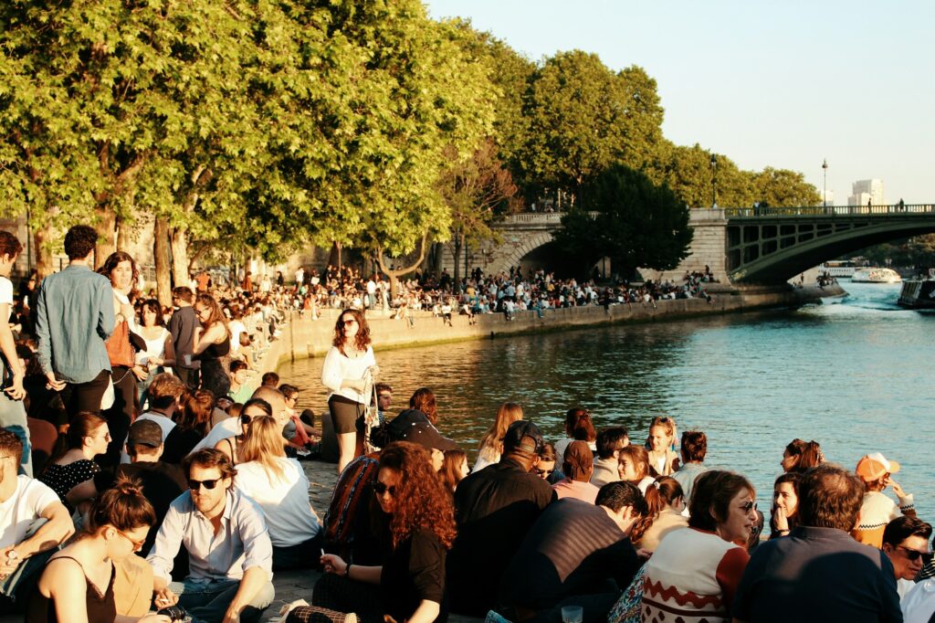 Festival des vins de Loire en plein air, vignerons et visiteurs au bord de la Loire