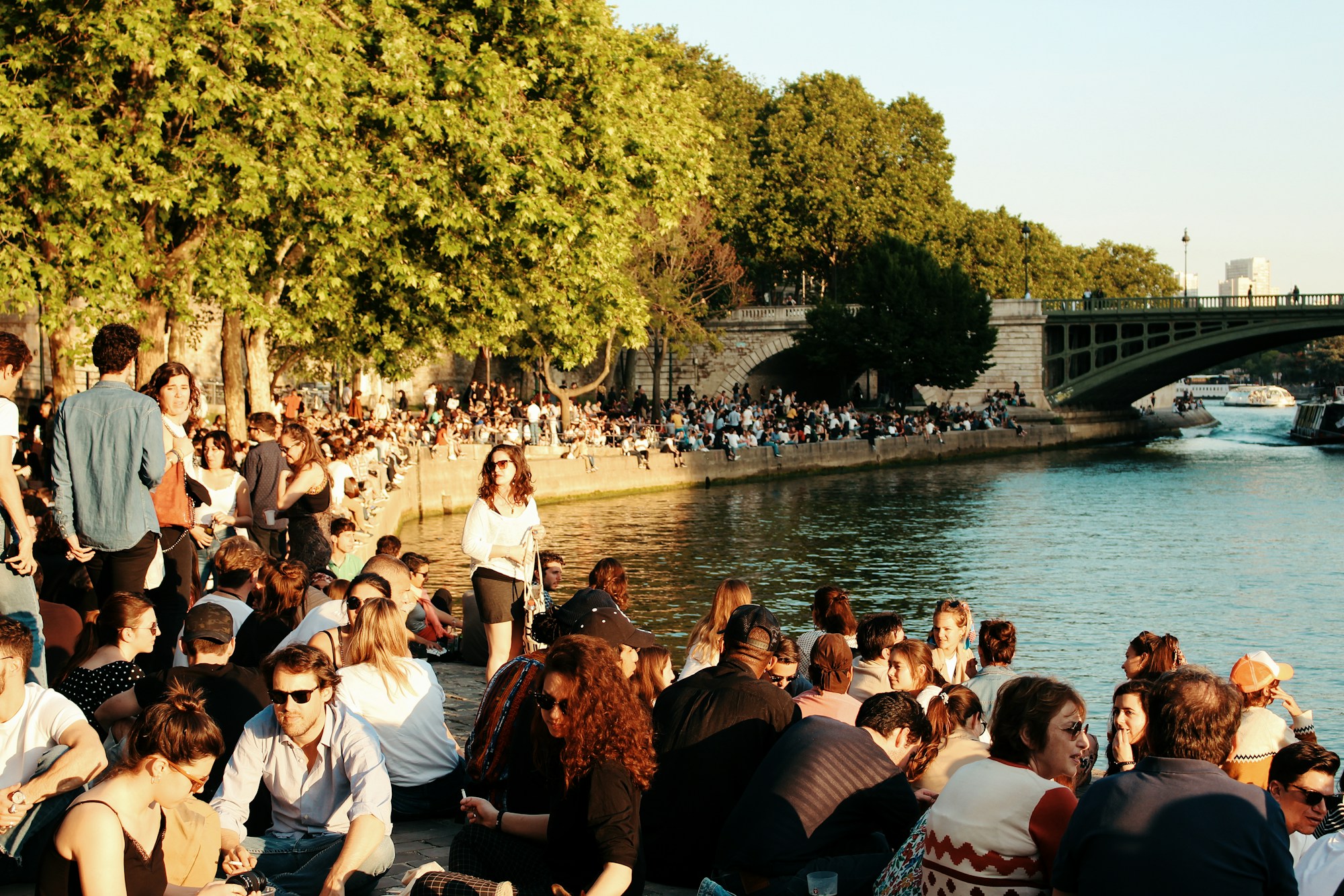 Festival des vins de Loire en plein air, vignerons et visiteurs au bord de la Loire