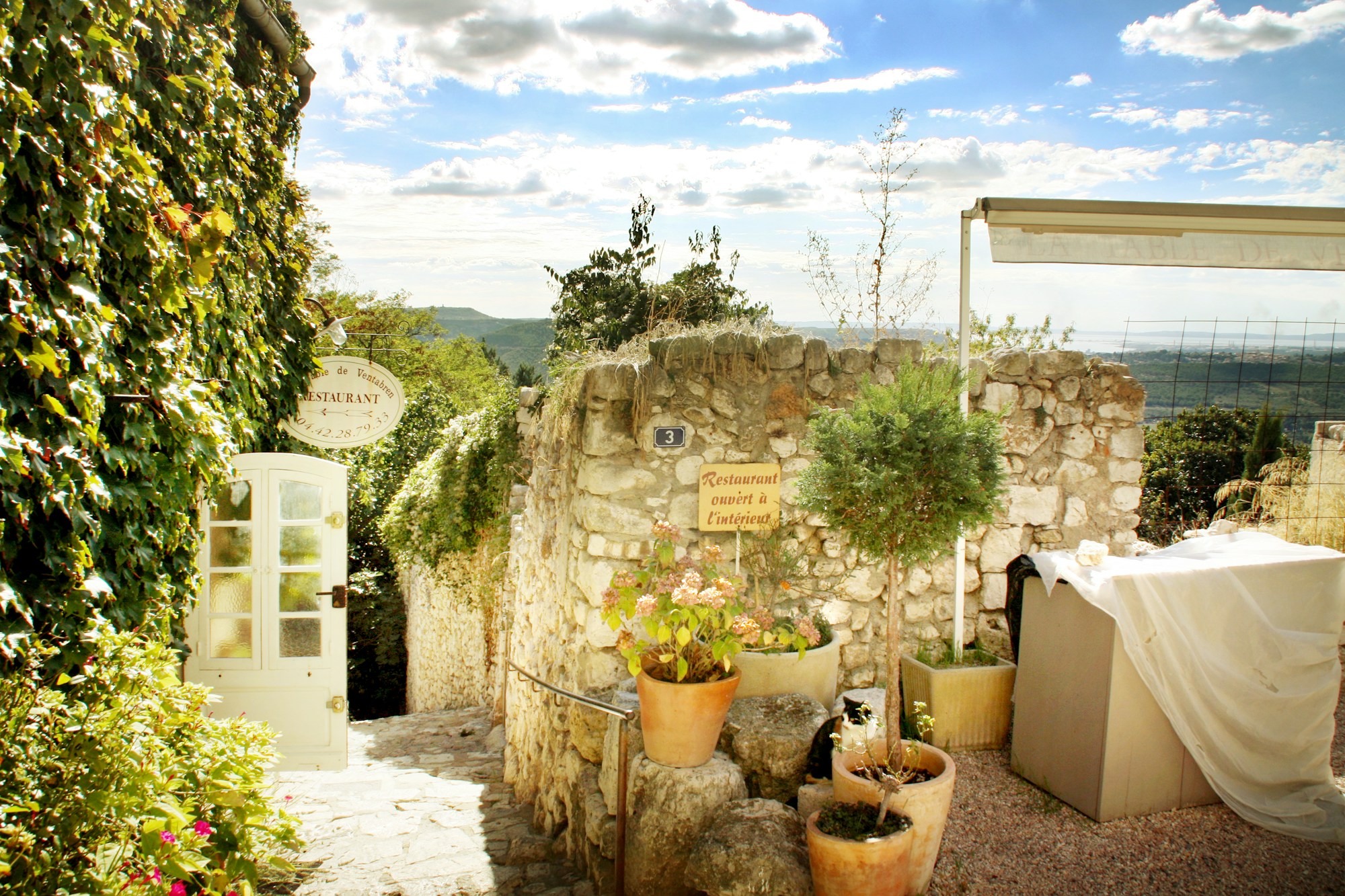Terrasse de restaurant dans le vieux Tours, maisons à colombages place Plumereau