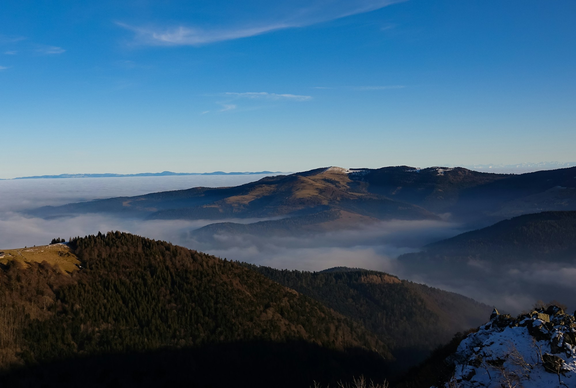Route du Grand Ballon dans les Vosges avec vue sur la plaine d'Alsace