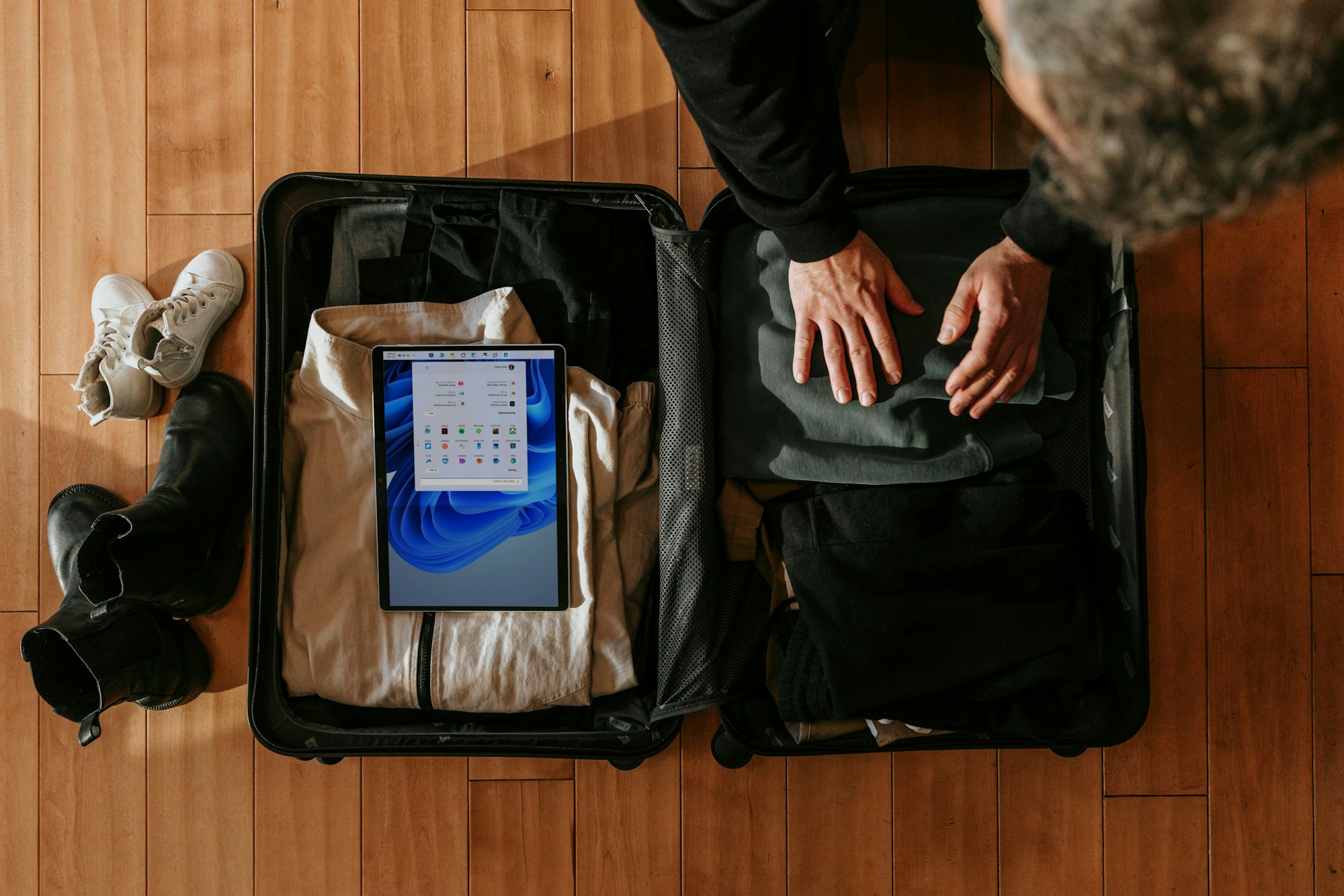 Sac de voyage souple bien organisé avec cubes de compression, voyager léger en avion low-cost