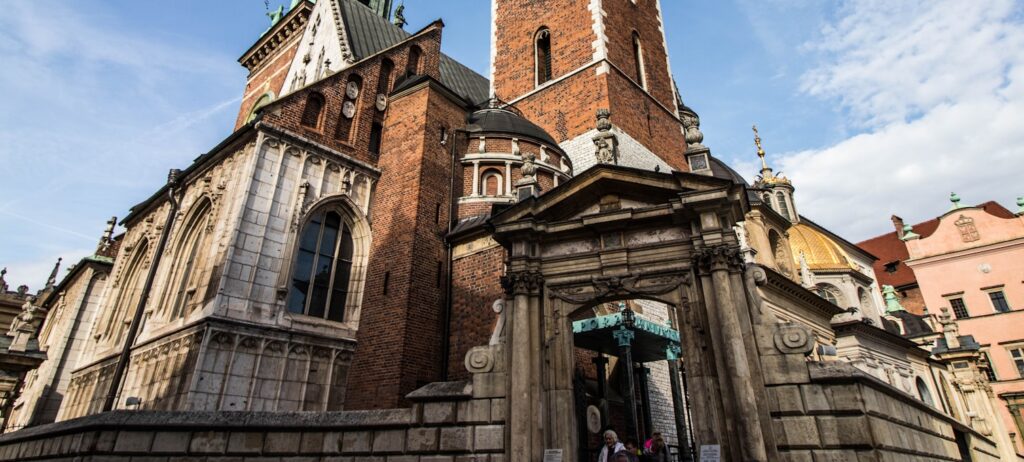 Maison natale de Jean-Paul II à Wadowice et basilique Sainte-Marie en hiver