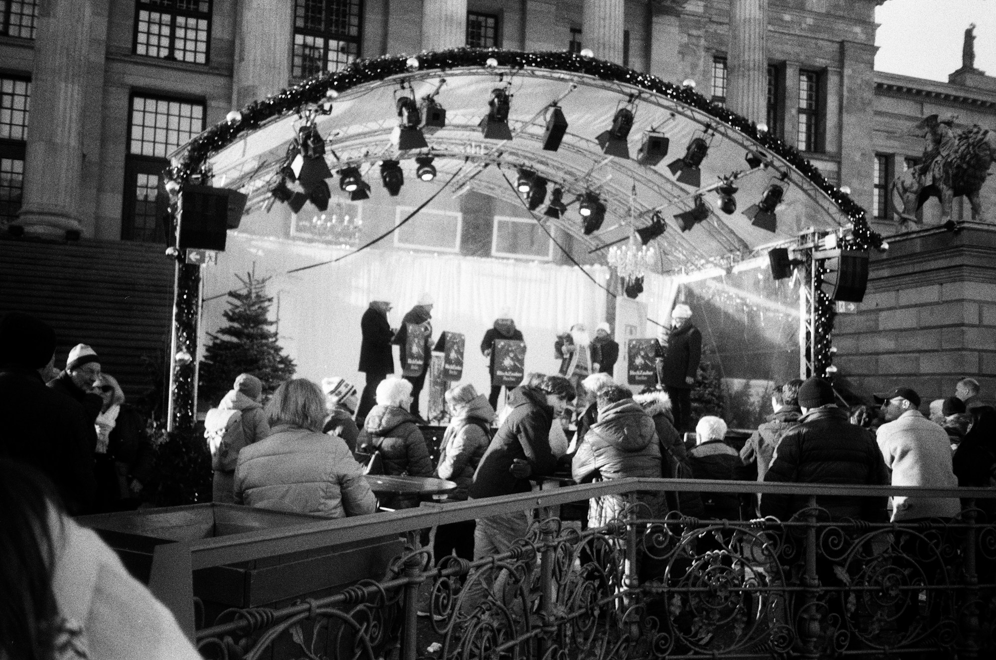 Concert d'un groupe indie en plein air, ambiance lumineuse atmosphérique sur scène