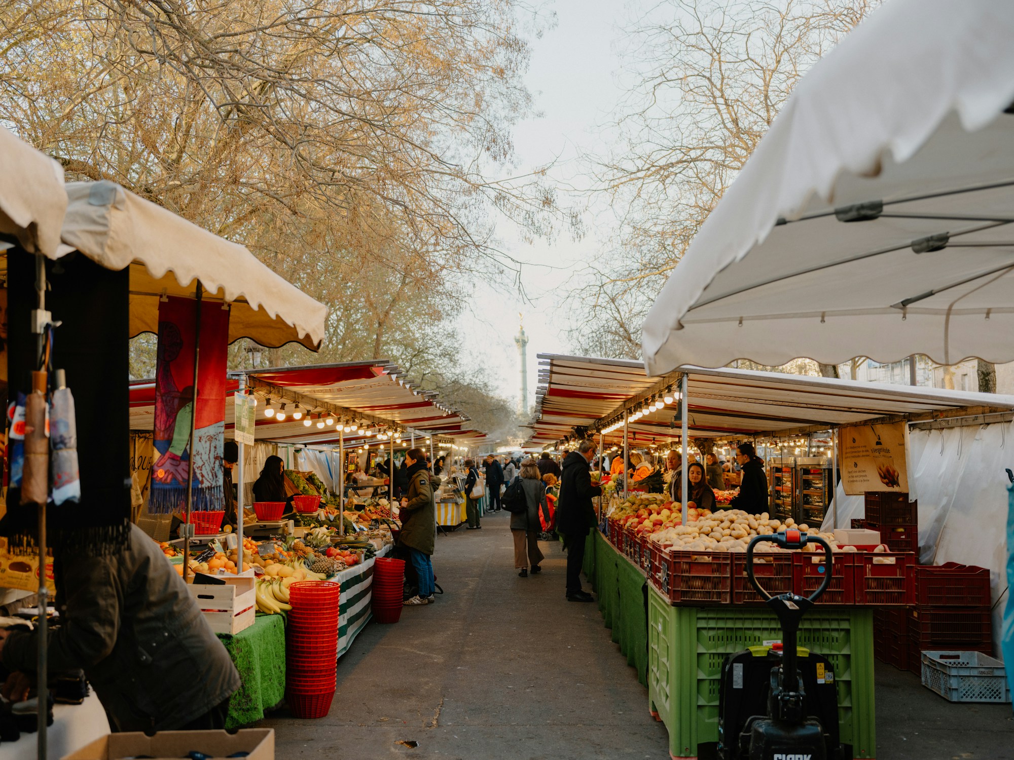 Stand de restauration végétarienne dans un festival en plein air, plats colorés et bio