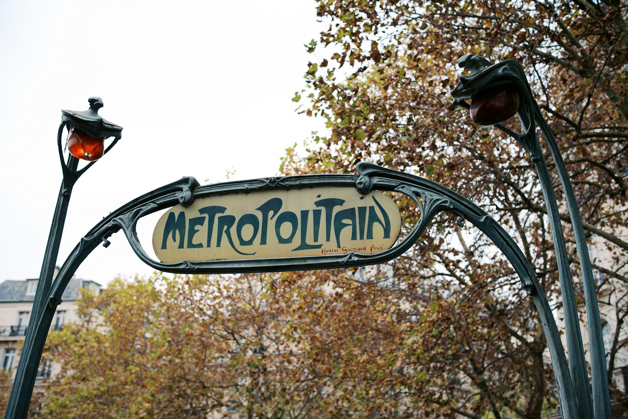 Ingresso di una stazione della metropolitana parigina, viaggiatori sul marciapiede
