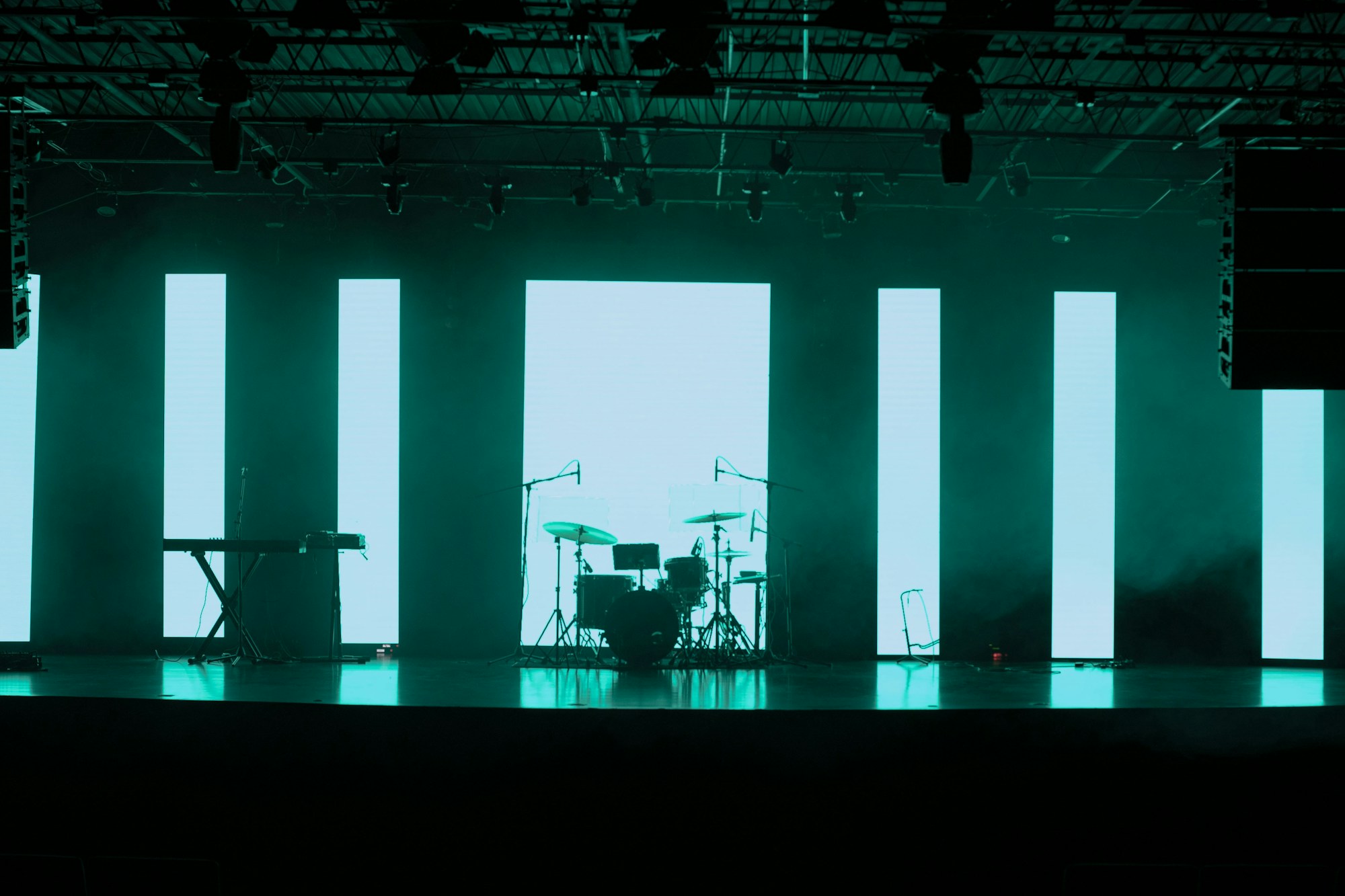 Grande sala concerti vuota vista dall'alto, palco professionale attrezzato