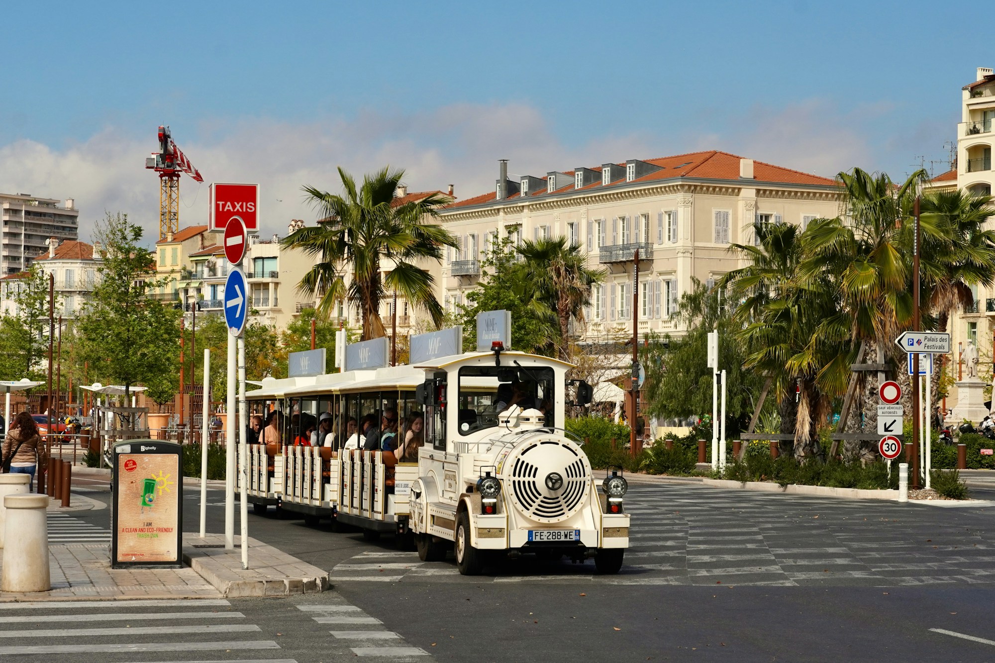 Gare de Cannes sur la Côte d'Azur, départ pour Monaco en TER SNCF