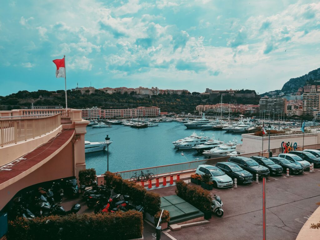 Port Hercule de Monaco avec ses superyachts amarrés, vue sur le Rocher — pendant le Festival de Cannes