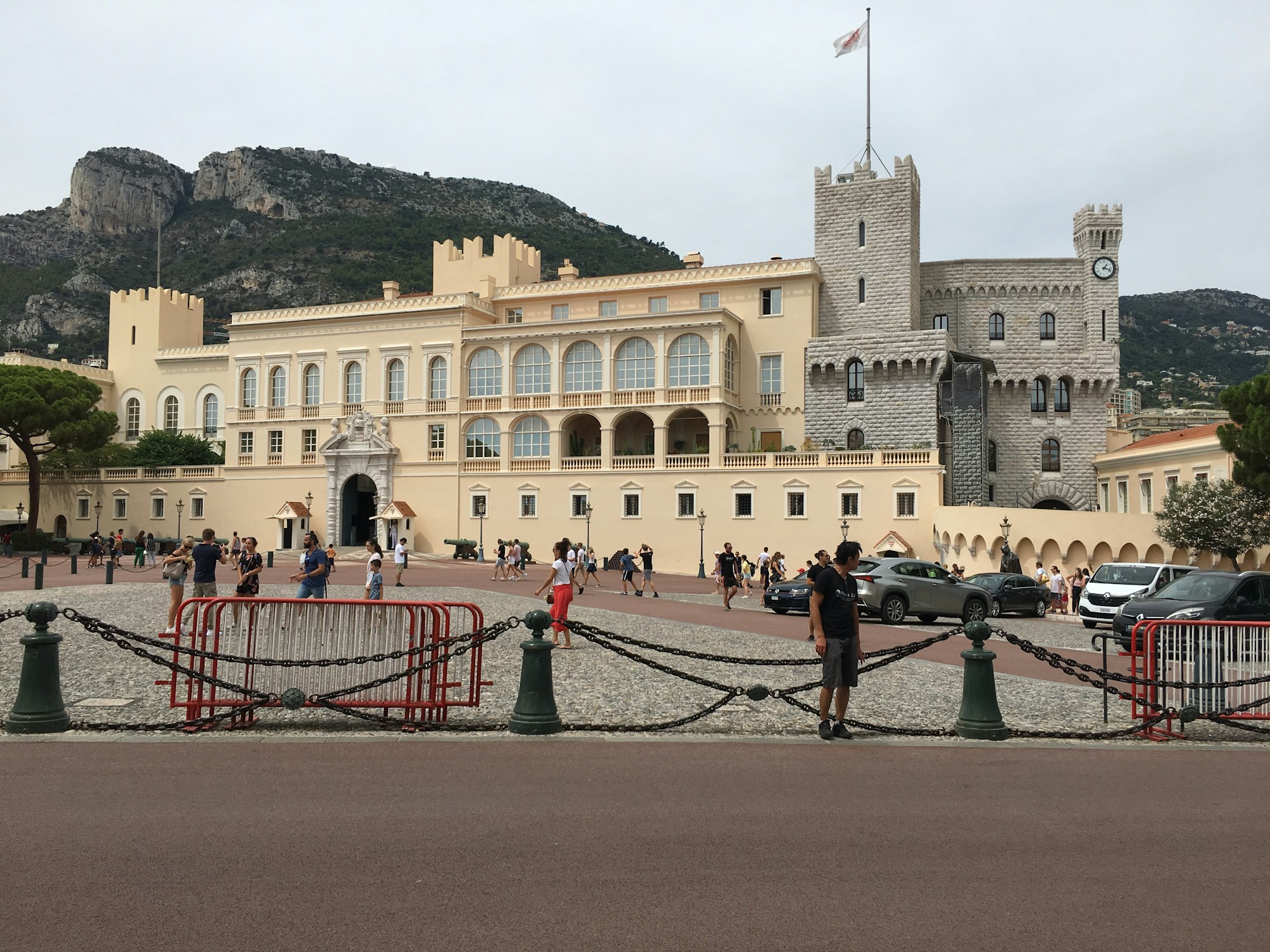 Le Palais Princier de Monaco perché sur le Rocher dominant la Méditerranée
