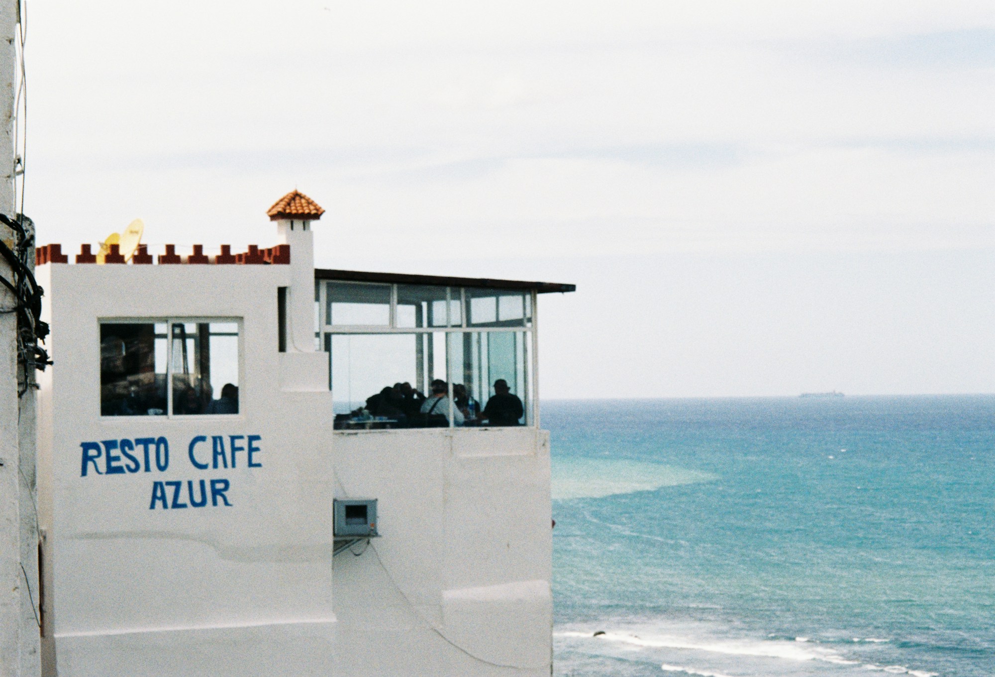 Terrasse de restaurant méditerranéen à Monaco avec vue sur la mer