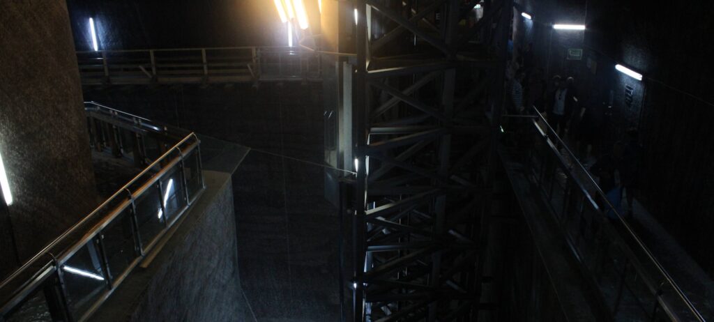 Lac souterrain dans les galeries de la mine de sel de Wieliczka
