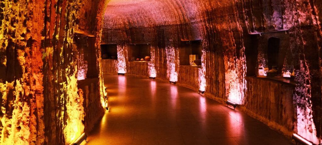 Galerie souterraine et chapelle sculptée dans le sel à la mine de Wieliczka