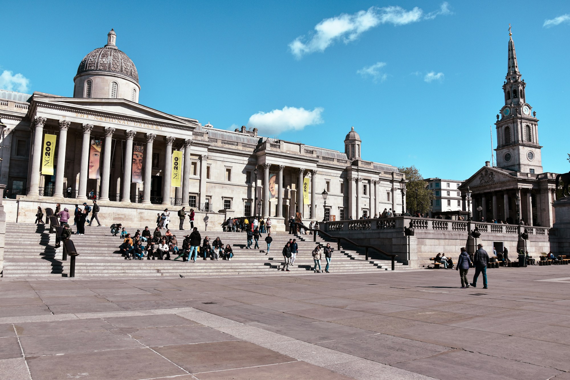 Londres landmarks premium — National Gallery, taxi noir, Thames