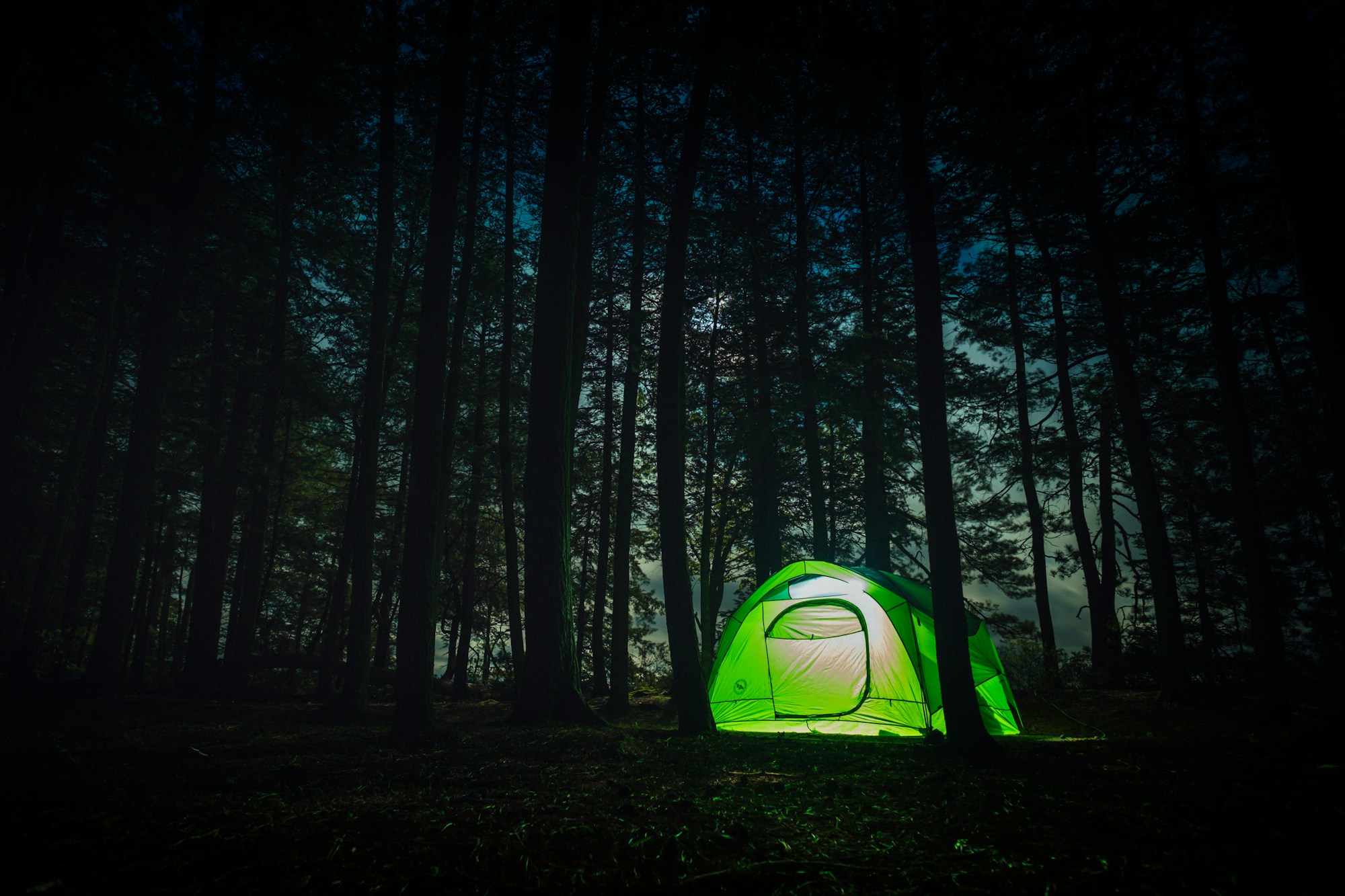 Équipement de camping léger pour passer la nuit en plein air à Wimbledon Park