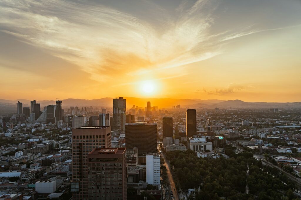 Canaux de Xochimilco au lever du soleil, Mexico City — chinampas préhispaniques