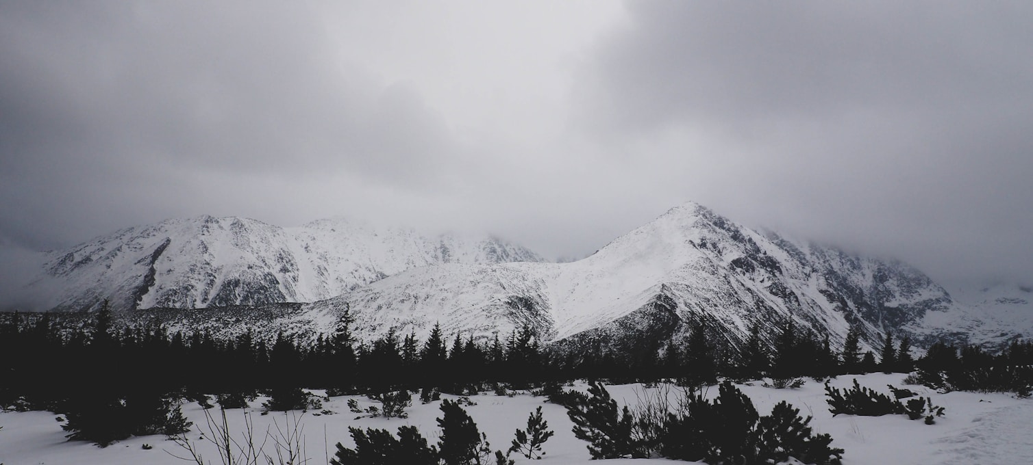 Monts Tatras sous la neige printanière près de Zakopane — paysage alpin de la Slovaquie