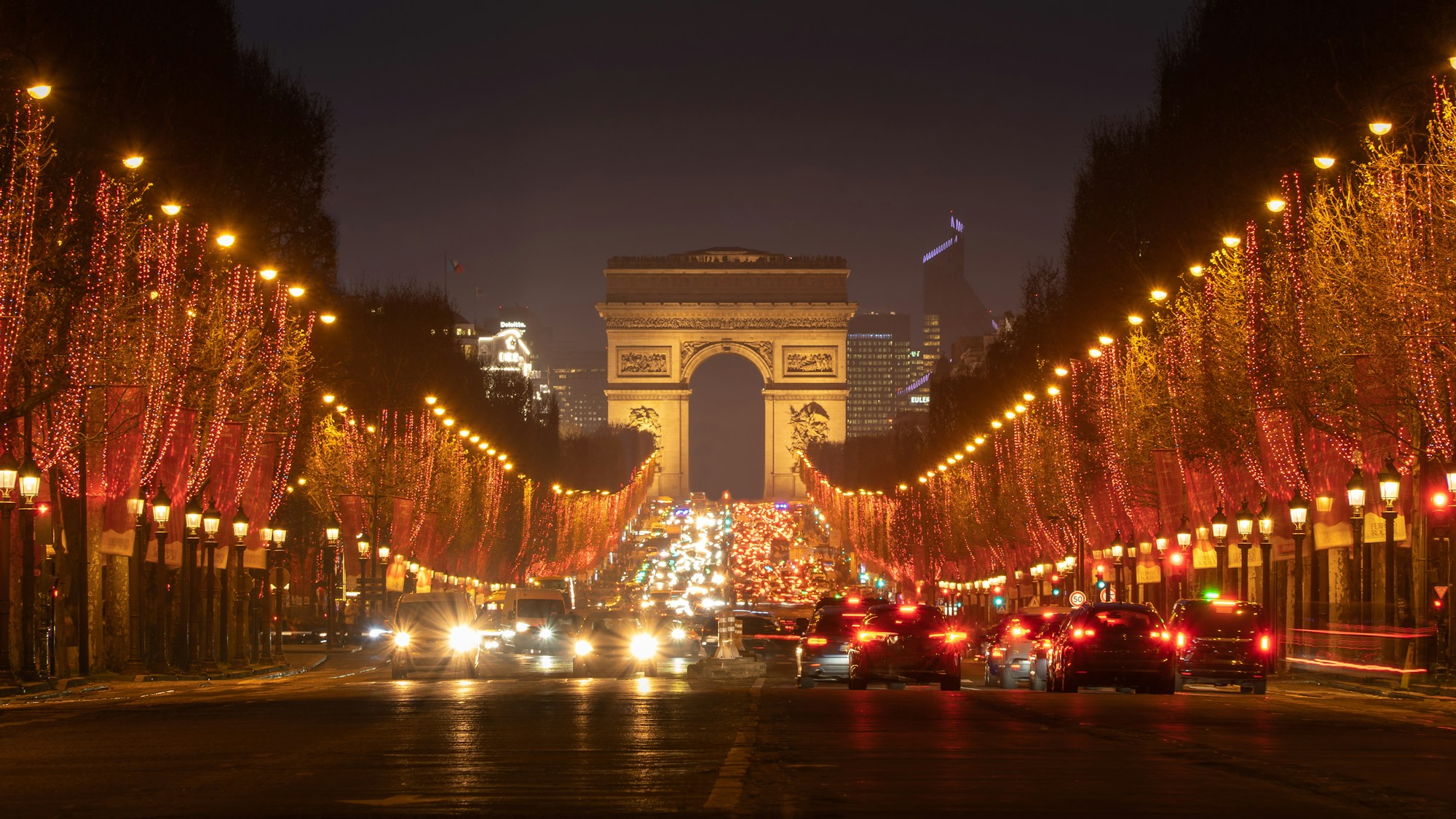 Avenue des Champs-Élysées vue depuis l'Arc de Triomphe, axe du défilé militaire du 14 juillet