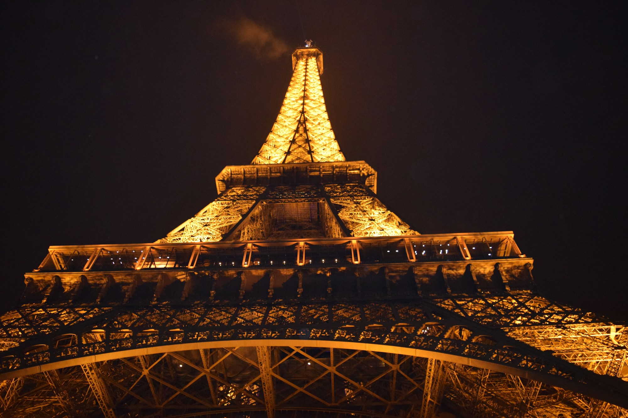 La Tour Eiffel illuminée la nuit symbolisant la Fête nationale française