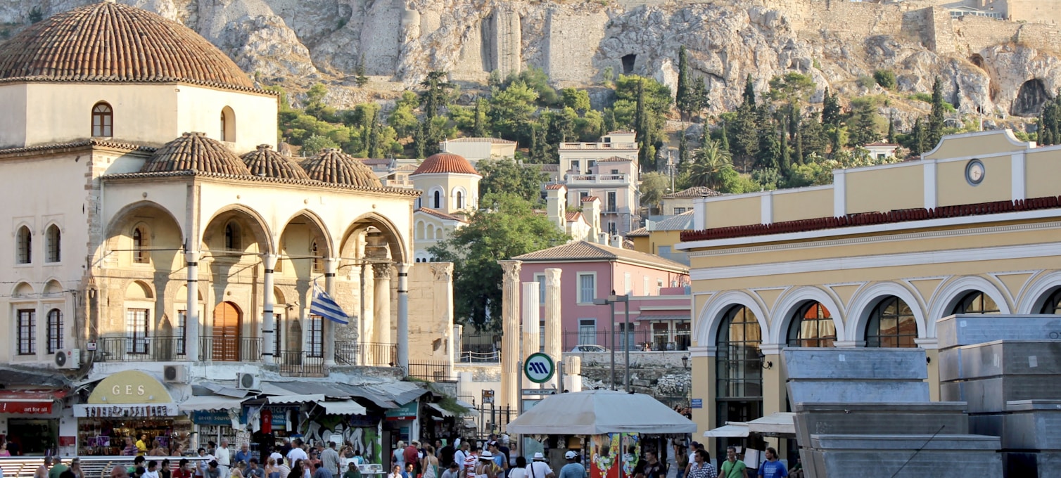 Vue sur les colonnes du Parthénon à l'Acropole d'Athènes avec la ville en contrebas