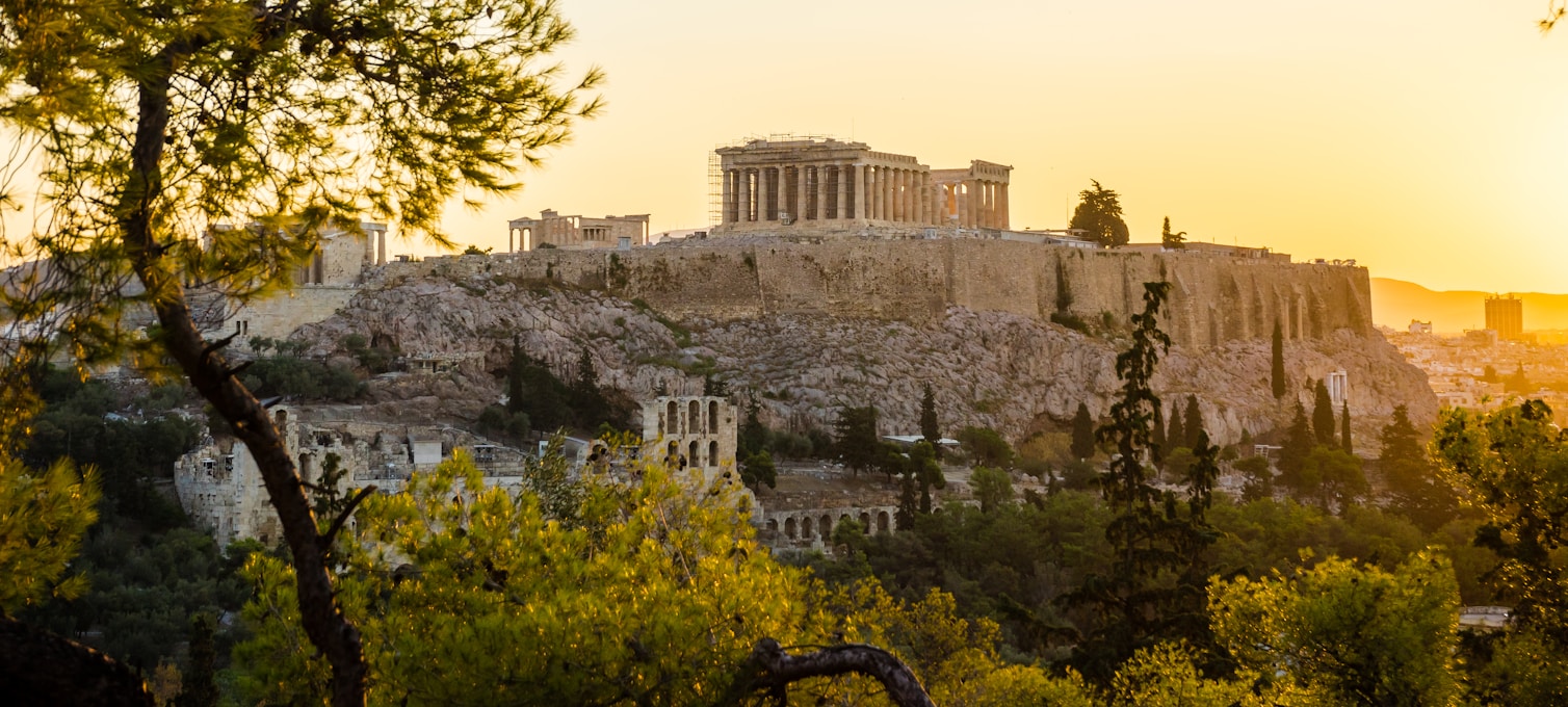 Vue panoramique de l'Acropole d'Athènes au lever du soleil avec le Parthénon en arrière-plan
