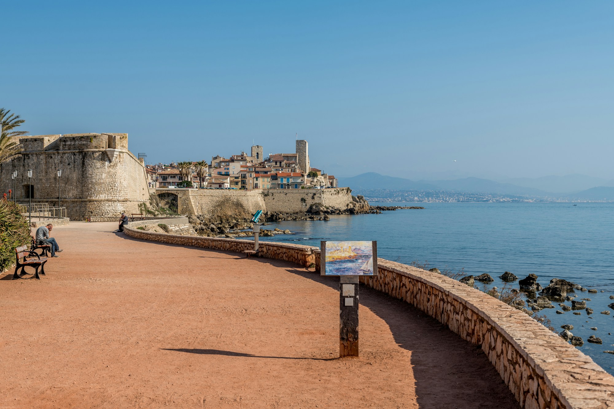 Die Altstadt von Antibes mit Festungsmauern und bunten Gassen am Mittelmeer