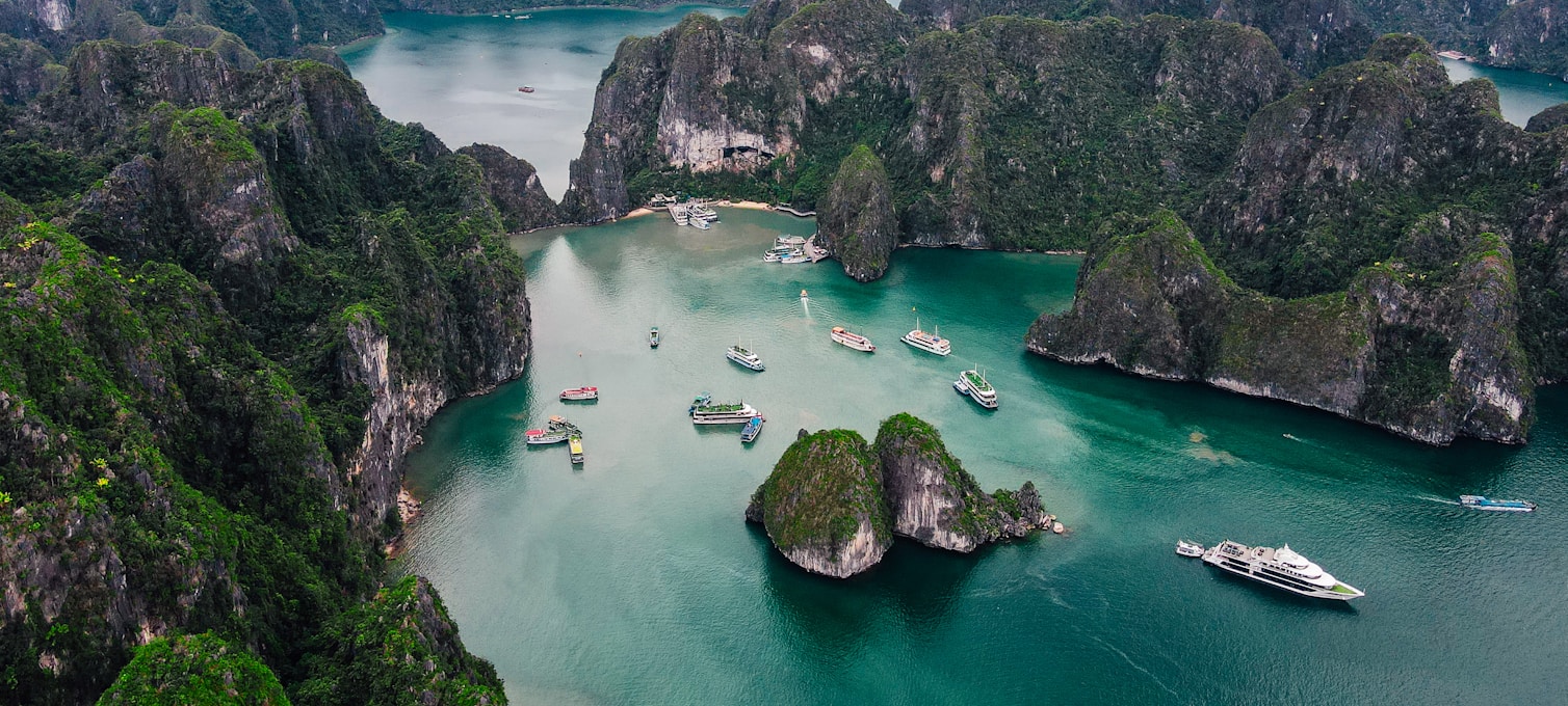 Luftaufnahme der Kalksteinkarstformationen der Halong Bay in Vietnam