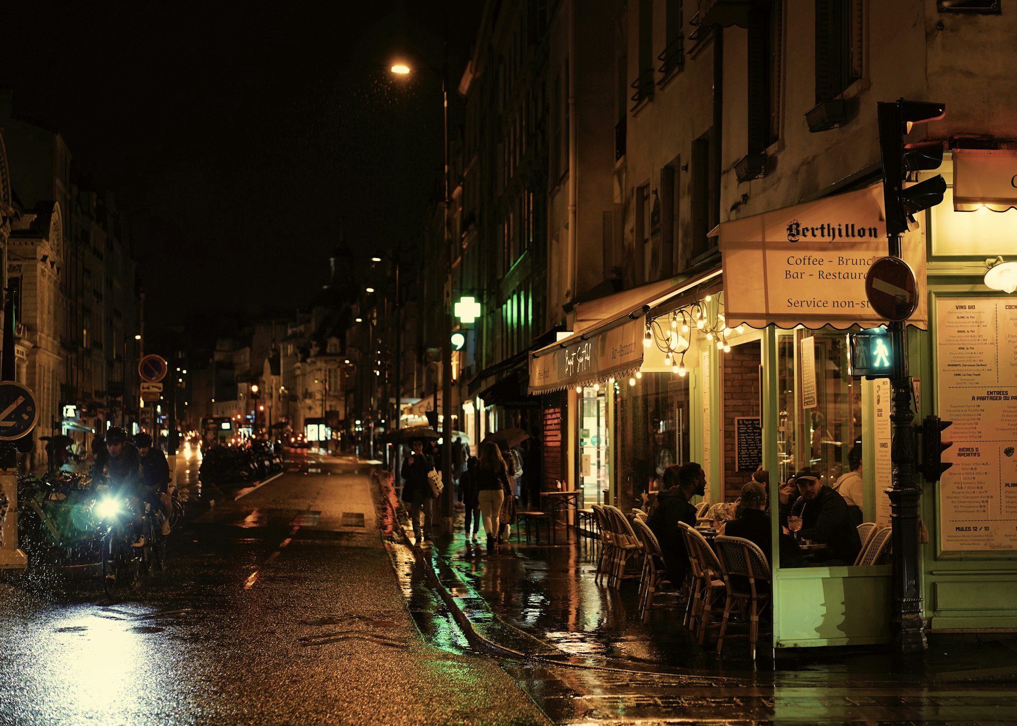 Quartier Pigalle à Paris la nuit, ambiance festive proche de la caserne Blanche