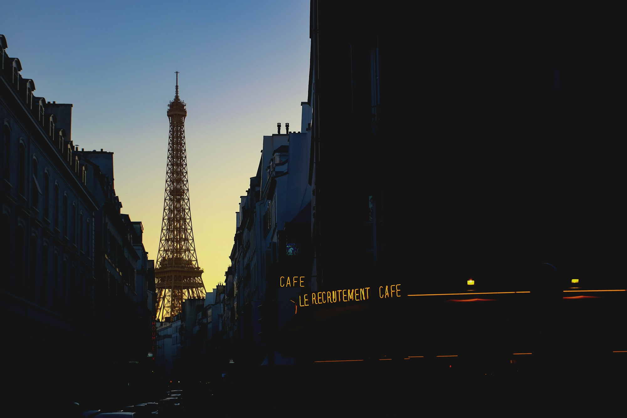 Boulevard Saint-Germain à Paris la nuit, cadre de la caserne du Vieux-Colombier