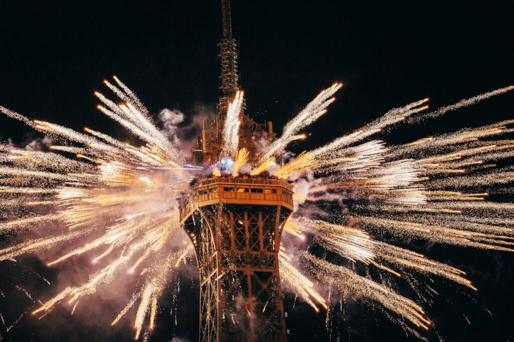 Feu d'artifice sur la Tour Eiffel à Paris lors de la Fête Nationale