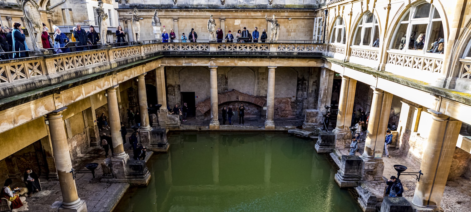 Thermes romains de Bath avec colonnes et eau thermale