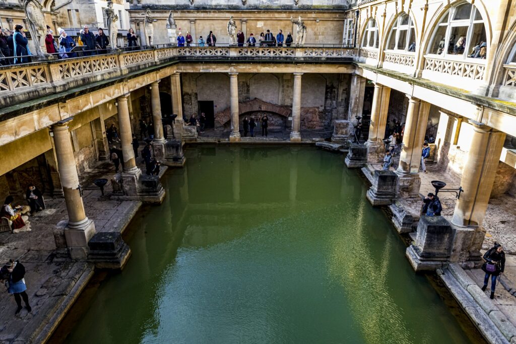 Thermes romains de Bath avec colonnes et eau thermale