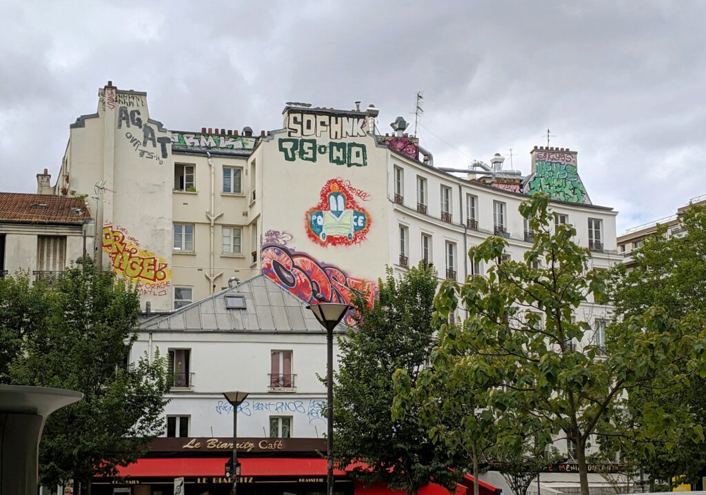 Rue Denoyez a Belleville, murales et graffitis dans le 20e arrondissement de Paris