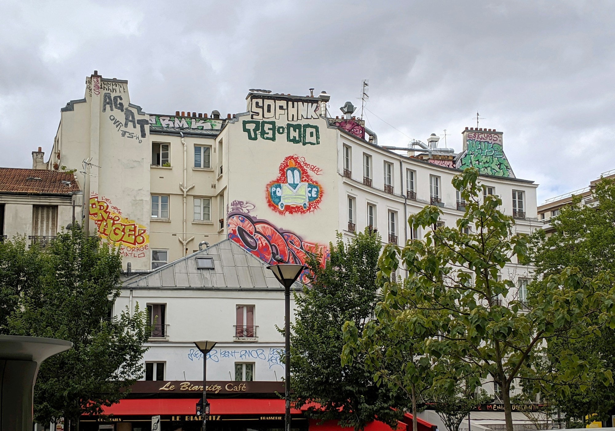 Rue Dénoyez à Belleville, murales colorées et graffitis sur les façades du 20e arrondissement de Paris