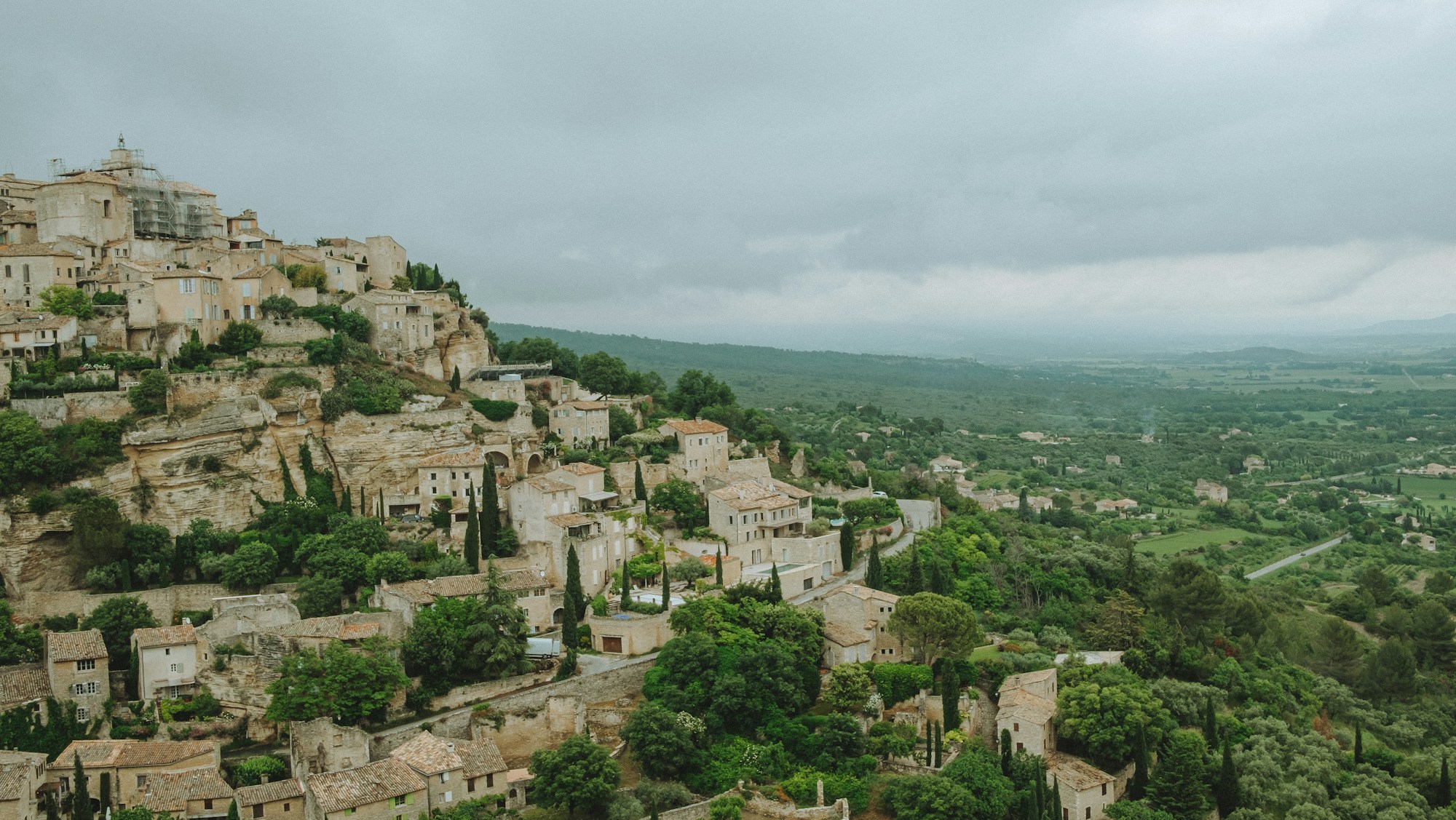 Village perché de Gordes dans le Luberon avec champs de lavande en été