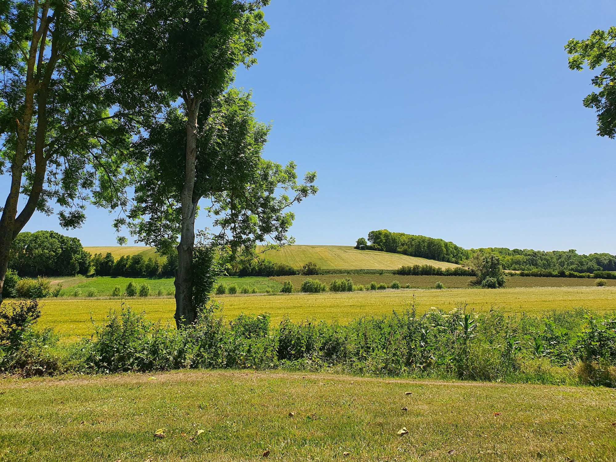 Route secondaire aux abords de Paris en Île-de-France, alternative aux autoroutes surchargées