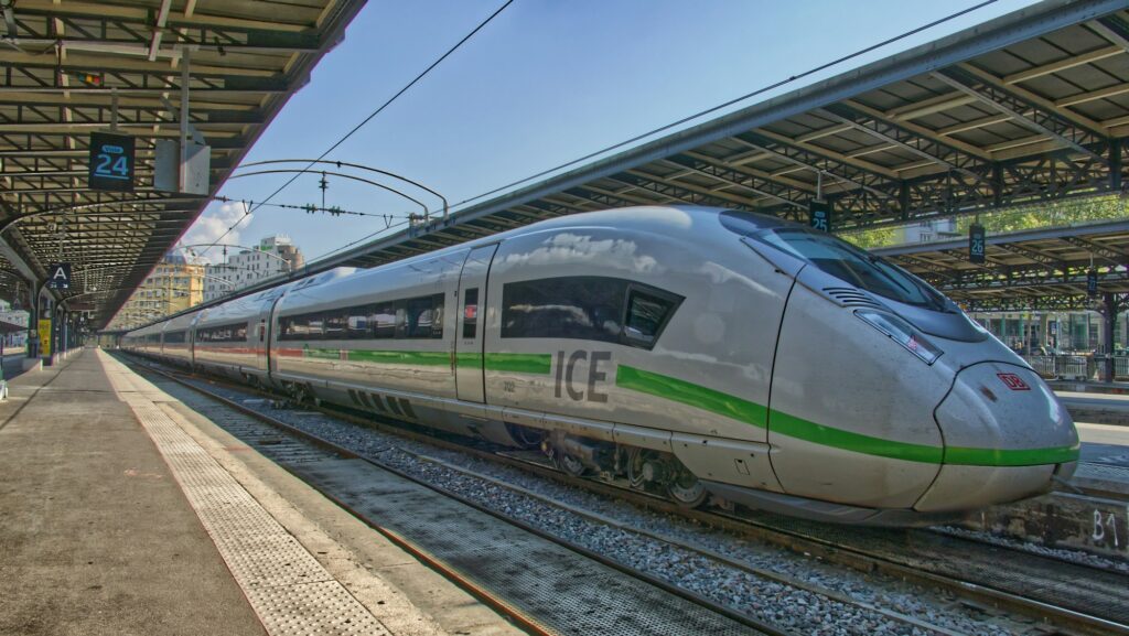 TGV en gare en France, alternative à la voiture pour les départs estivaux